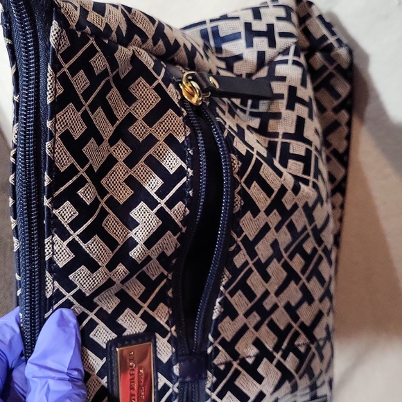 Tommy Hilfiger Purse - Picture 12 of 14